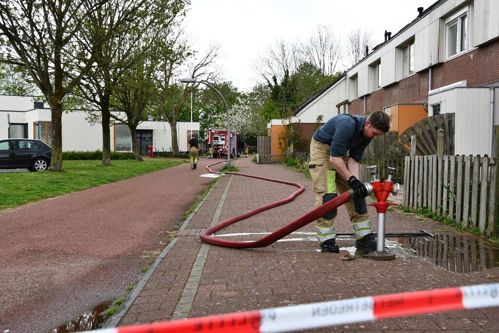 Brandweer druk bezig met doorspoelen van riool
