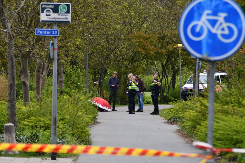 Brandweer druk bezig met doorspoelen van riool
