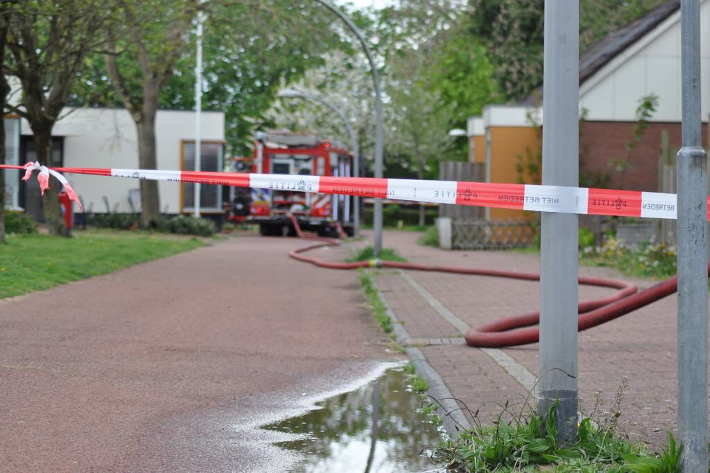 Brandweer druk bezig met doorspoelen van riool