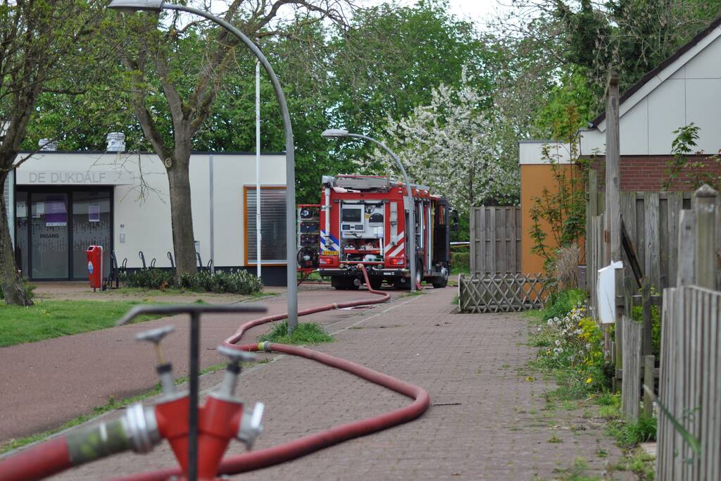 Brandweer druk bezig met doorspoelen van riool