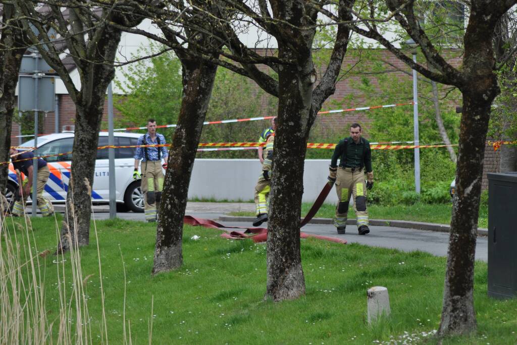 Brandweer druk bezig met doorspoelen van riool