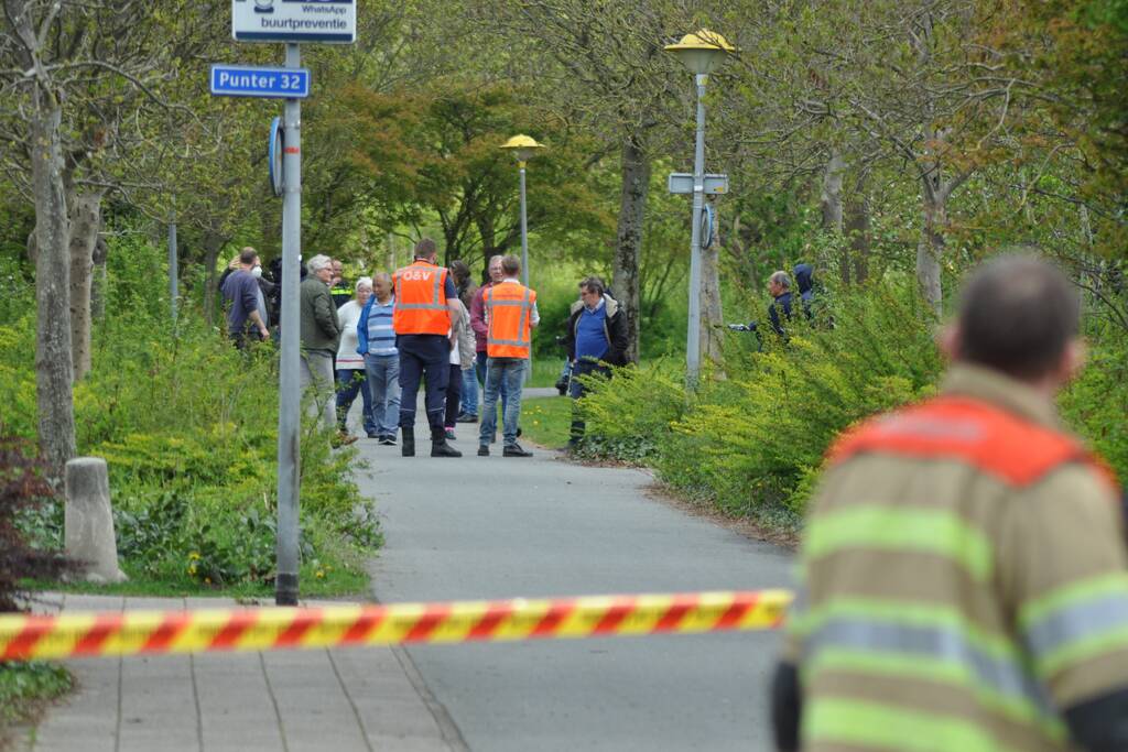Brandweer druk bezig met doorspoelen van riool