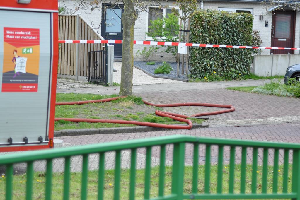 Brandweer druk bezig met doorspoelen van riool