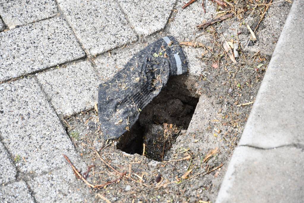 Brandweer druk bezig met doorspoelen van riool