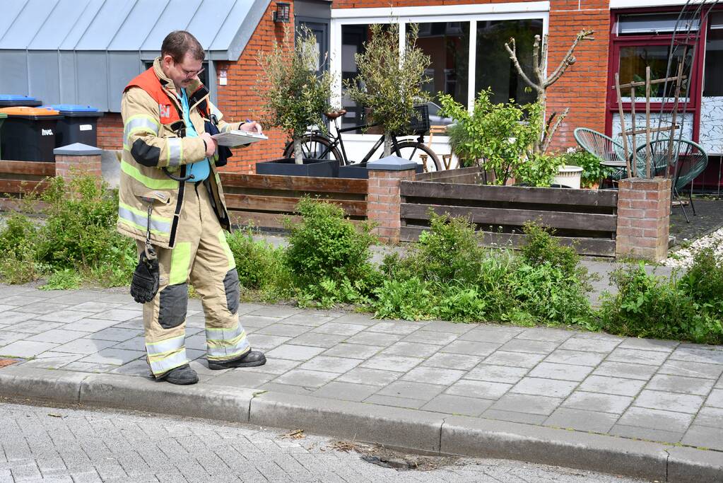 Brandweer druk bezig met doorspoelen van riool