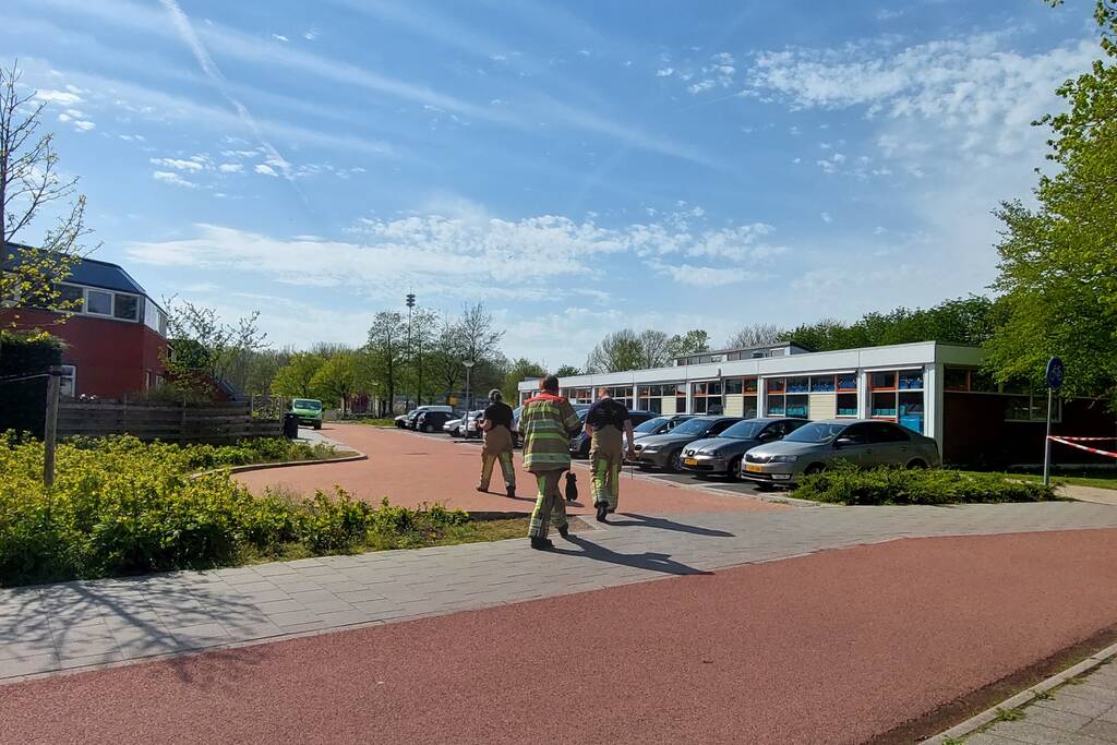 Brandweer druk bezig met doorspoelen van riool