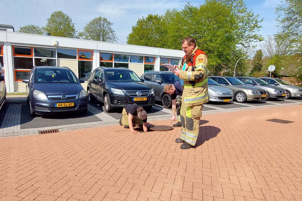 Brandweer druk bezig met doorspoelen van riool