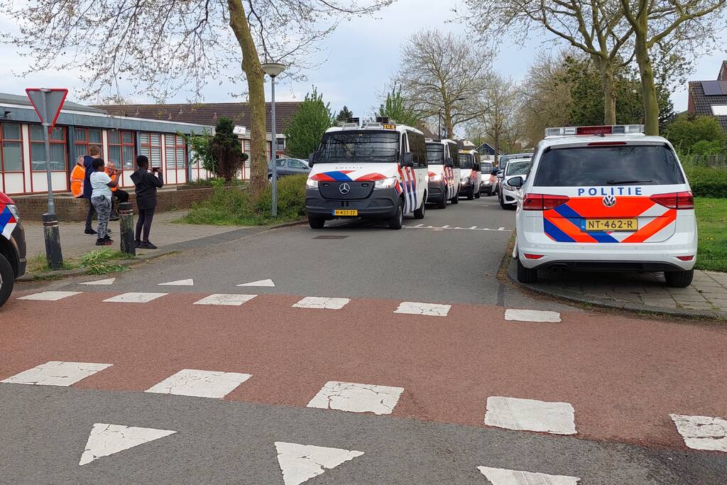 Brandweer druk bezig met doorspoelen van riool