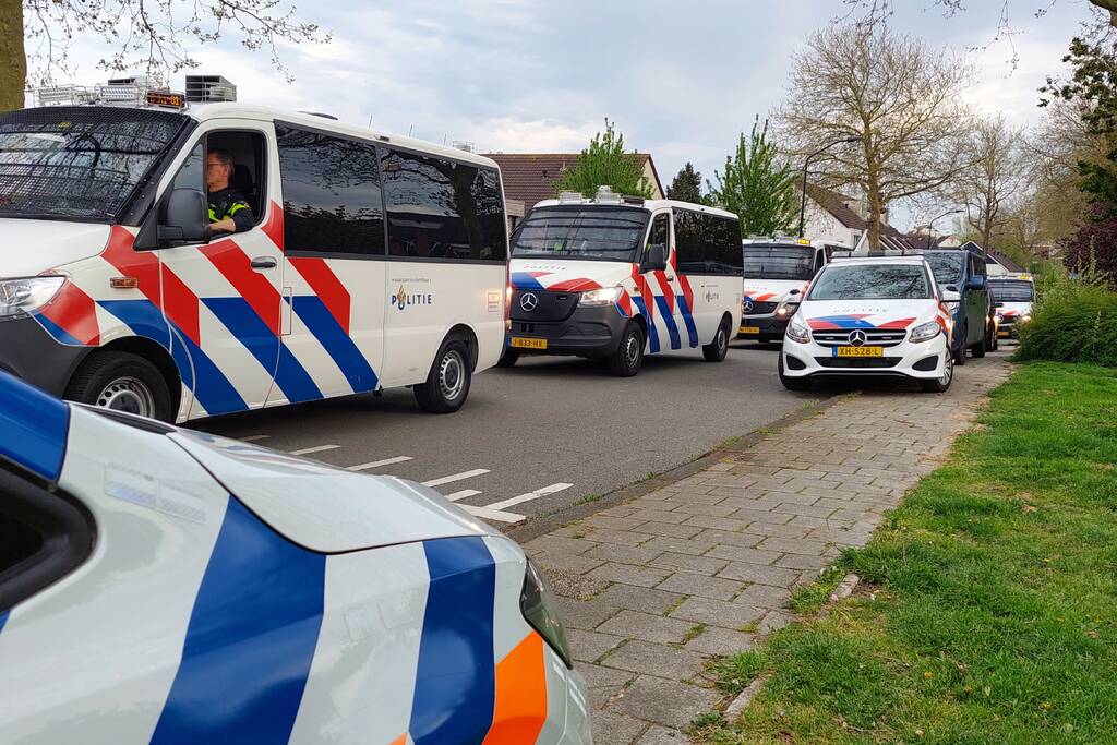 Brandweer druk bezig met doorspoelen van riool