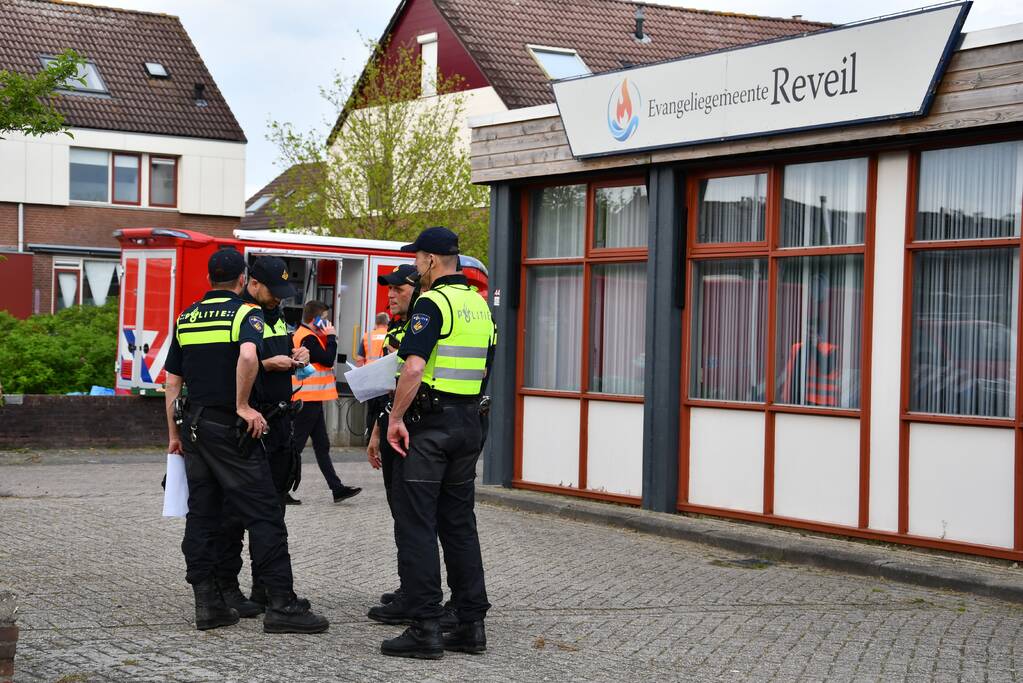 Brandweer druk bezig met doorspoelen van riool