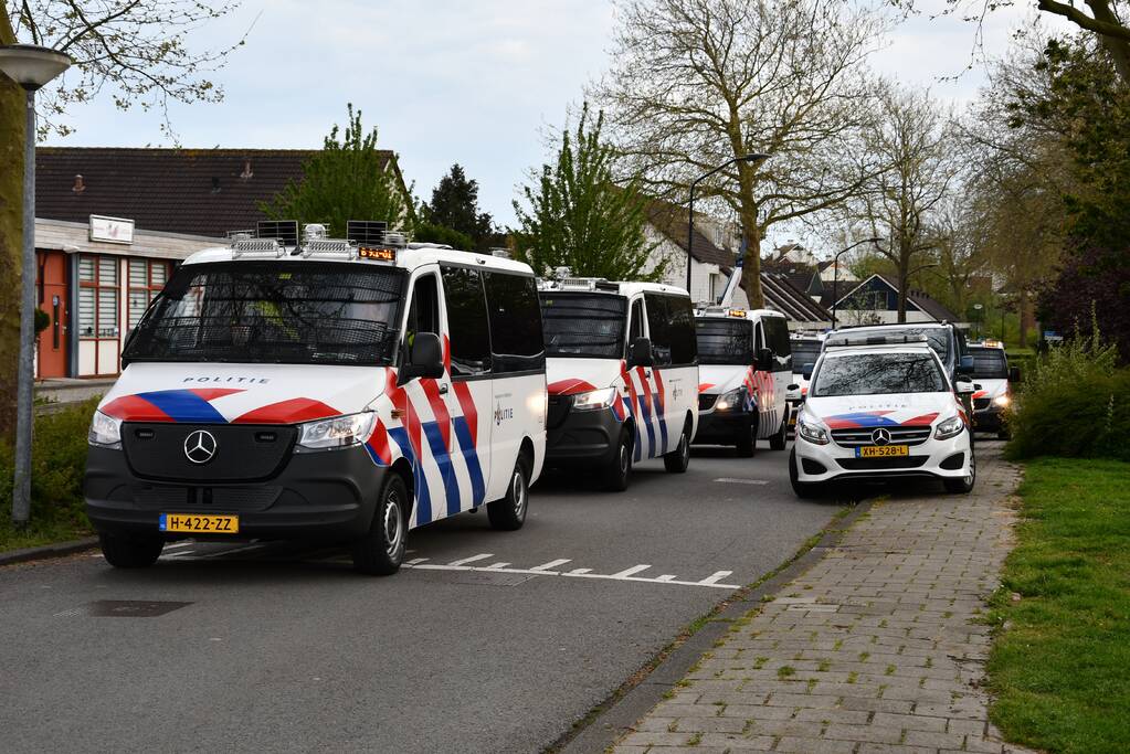 Brandweer druk bezig met doorspoelen van riool