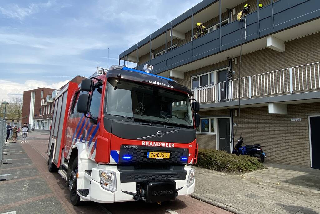 Brandweer blust brand in keuken van appartementencomplex