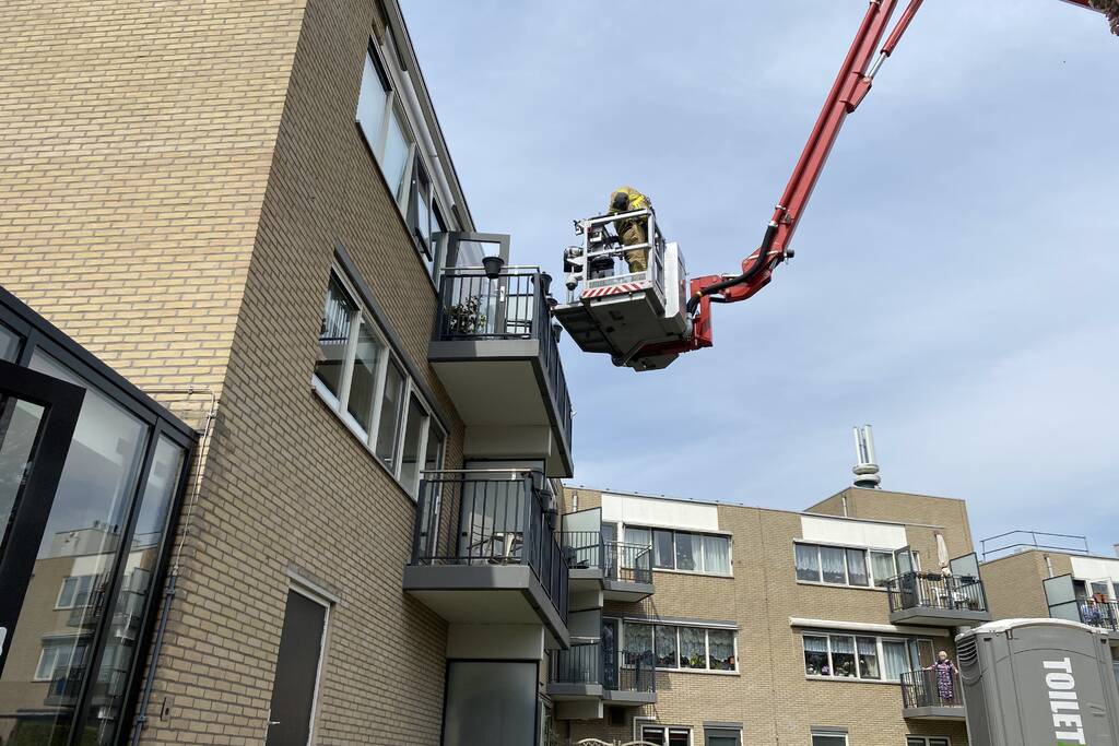 Brandweer blust brand in keuken van appartementencomplex