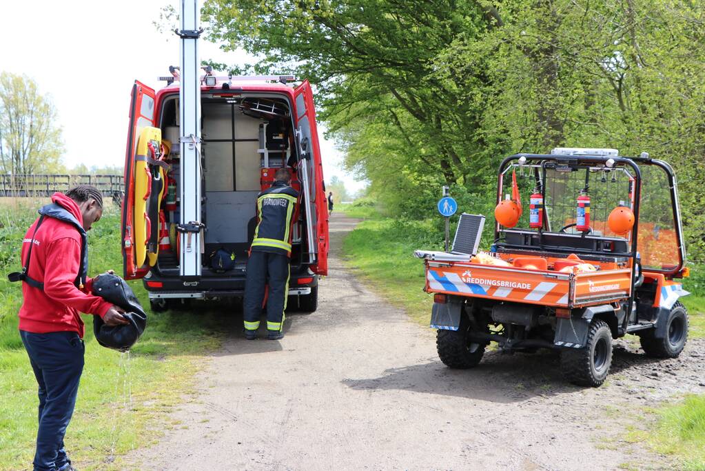 Brandweer haalt tas en bril uit water