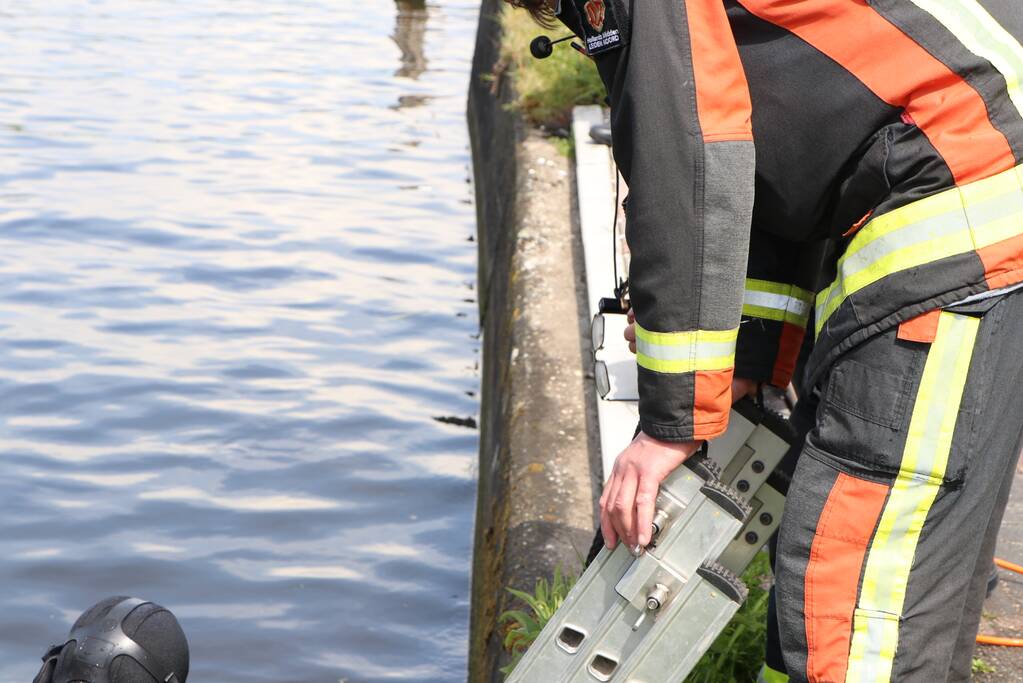 Brandweer haalt tas en bril uit water