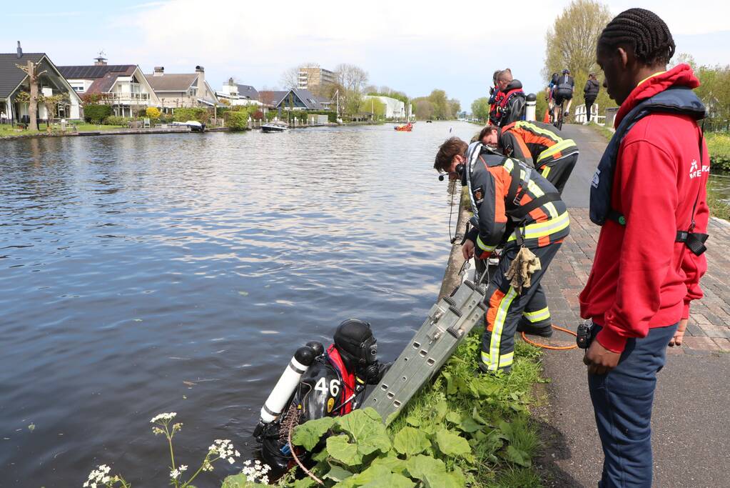 Brandweer haalt tas en bril uit water