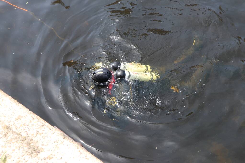 Brandweer haalt tas en bril uit water