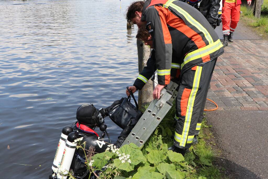 Brandweer haalt tas en bril uit water