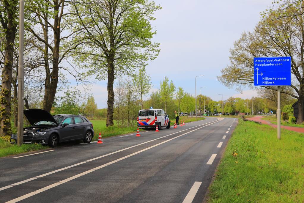 Bestuurder verliest controle over het stuur en rijdt lantarenpaal uit de grond