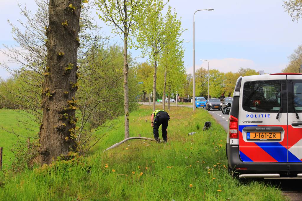 Bestuurder verliest controle over het stuur en rijdt lantarenpaal uit de grond