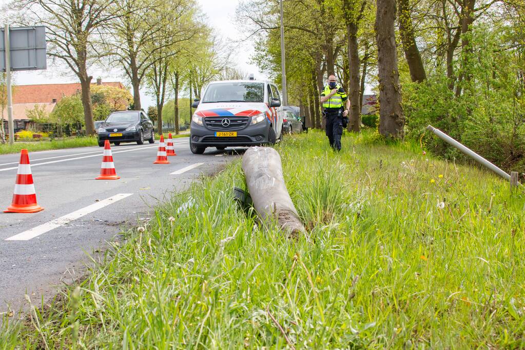 Bestuurder verliest controle over het stuur en rijdt lantarenpaal uit de grond