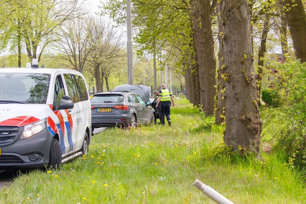 Bestuurder verliest controle over het stuur en rijdt lantarenpaal uit de grond