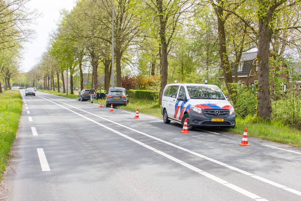 Bestuurder verliest controle over het stuur en rijdt lantarenpaal uit de grond