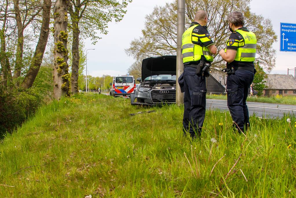 Bestuurder verliest controle over het stuur en rijdt lantarenpaal uit de grond