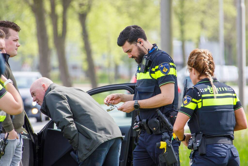 Bestuurder verliest controle over het stuur en rijdt lantarenpaal uit de grond