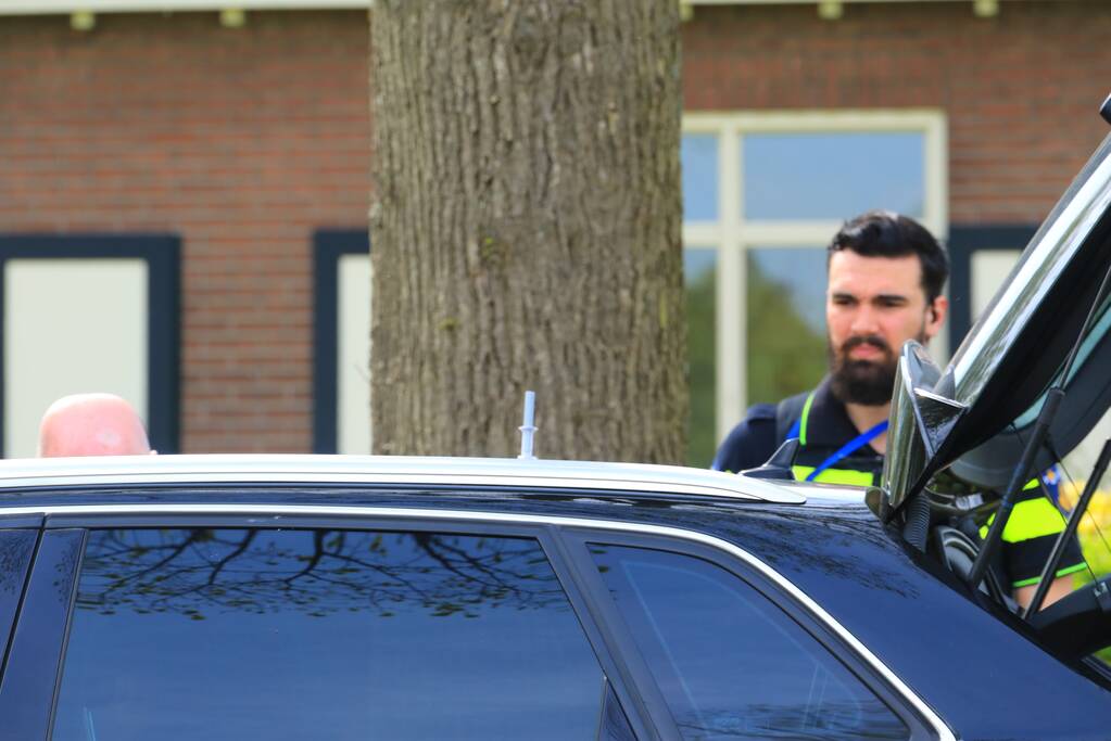 Bestuurder verliest controle over het stuur en rijdt lantarenpaal uit de grond