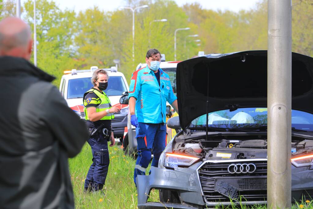 Bestuurder verliest controle over het stuur en rijdt lantarenpaal uit de grond
