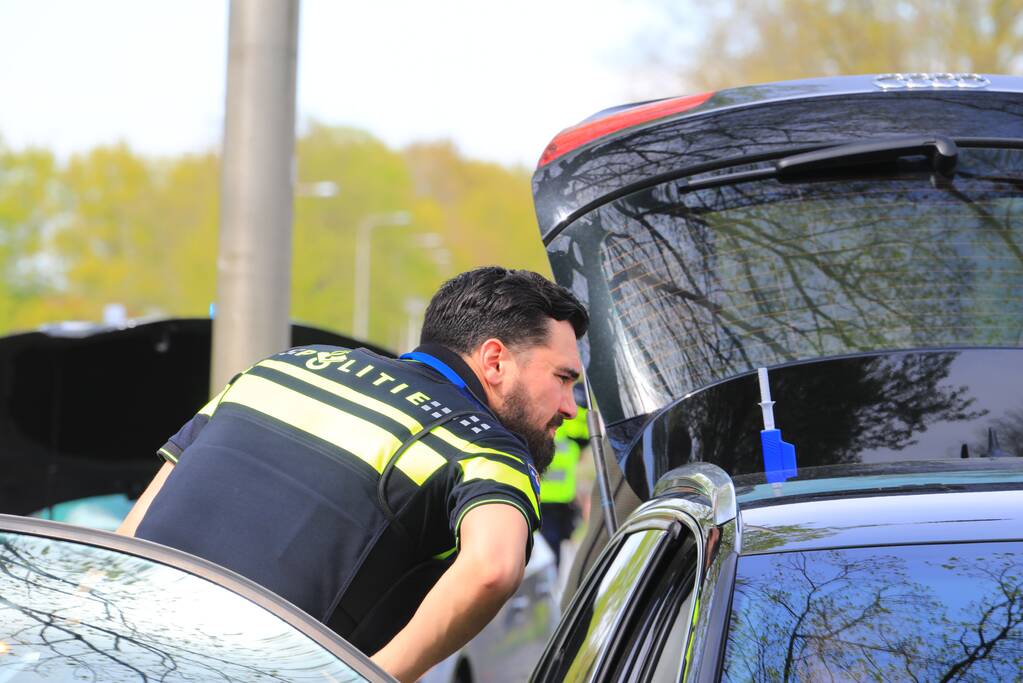 Bestuurder verliest controle over het stuur en rijdt lantarenpaal uit de grond