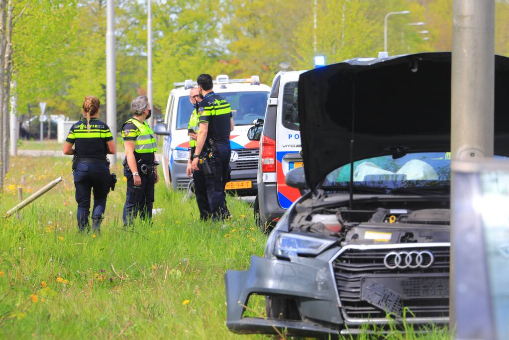 Bestuurder verliest controle over het stuur en rijdt lantarenpaal uit de grond