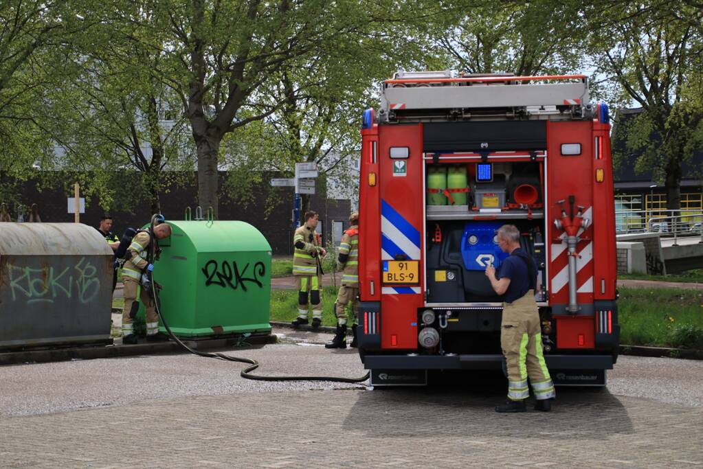 Brandweer blust brand in container