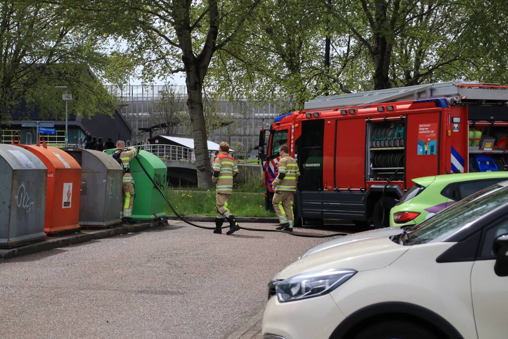 Brandweer blust brand in container