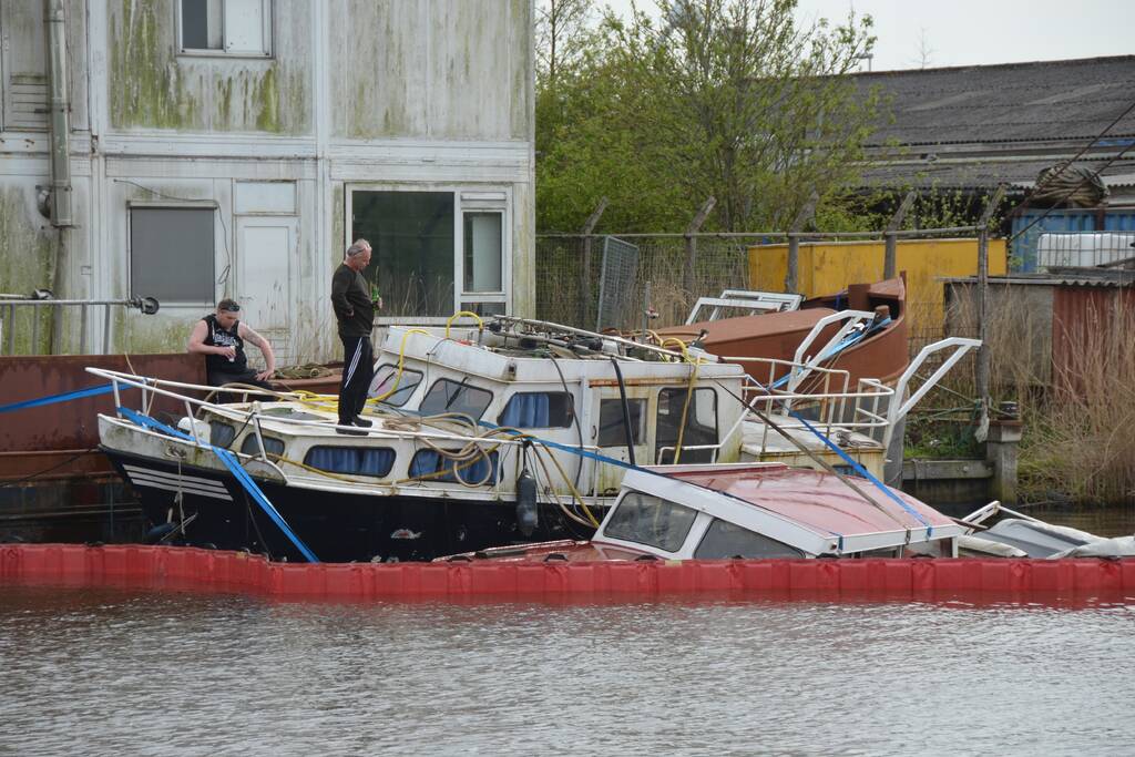 Kruiser motorjacht zinkt in Ferbiningskanaal
