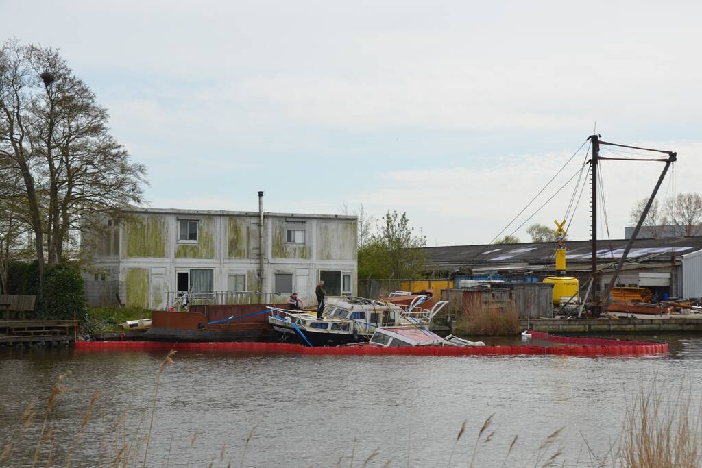 Kruiser motorjacht zinkt in Ferbiningskanaal