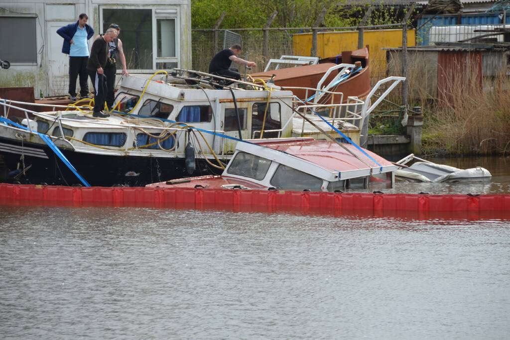 Kruiser motorjacht zinkt in Ferbiningskanaal