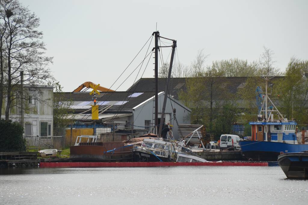 Kruiser motorjacht zinkt in Ferbiningskanaal