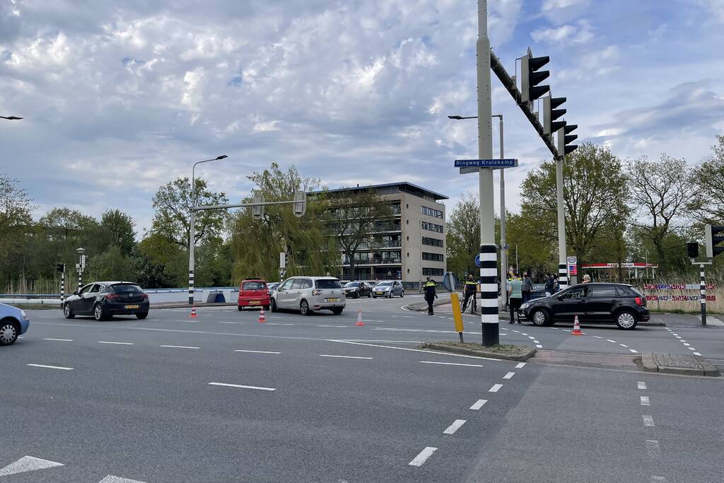 Verkeerschaos en botsing op kruising