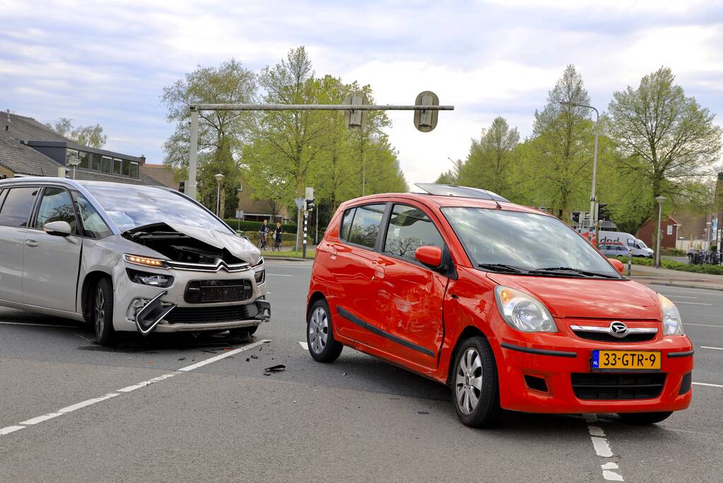Verkeerschaos en botsing op kruising