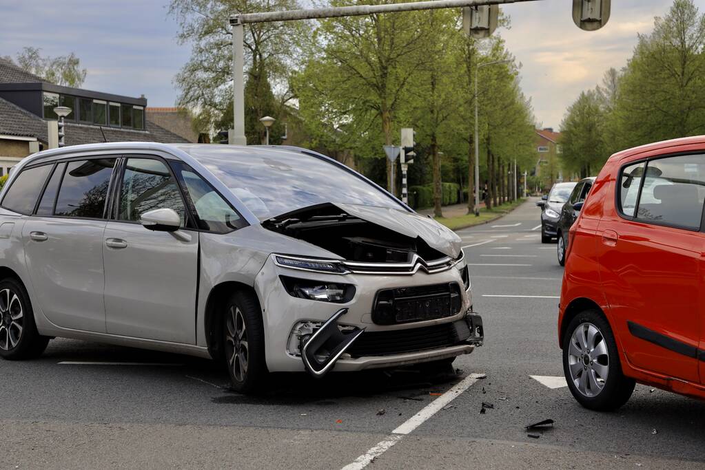 Verkeerschaos en botsing op kruising