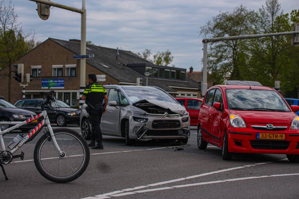 Verkeerschaos en botsing op kruising