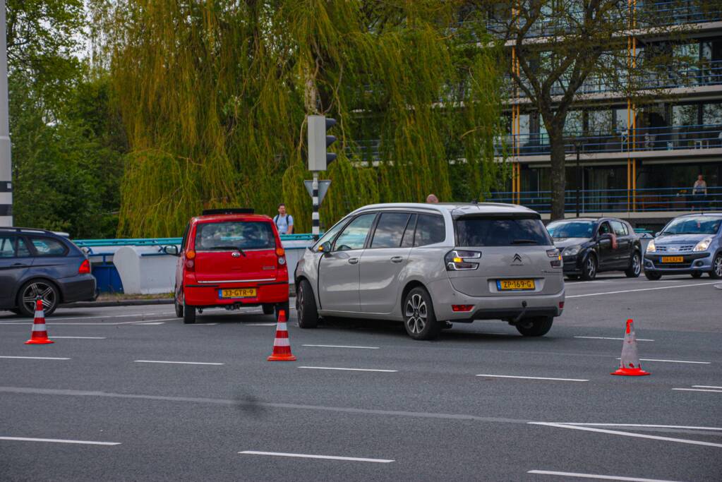 Verkeerschaos en botsing op kruising