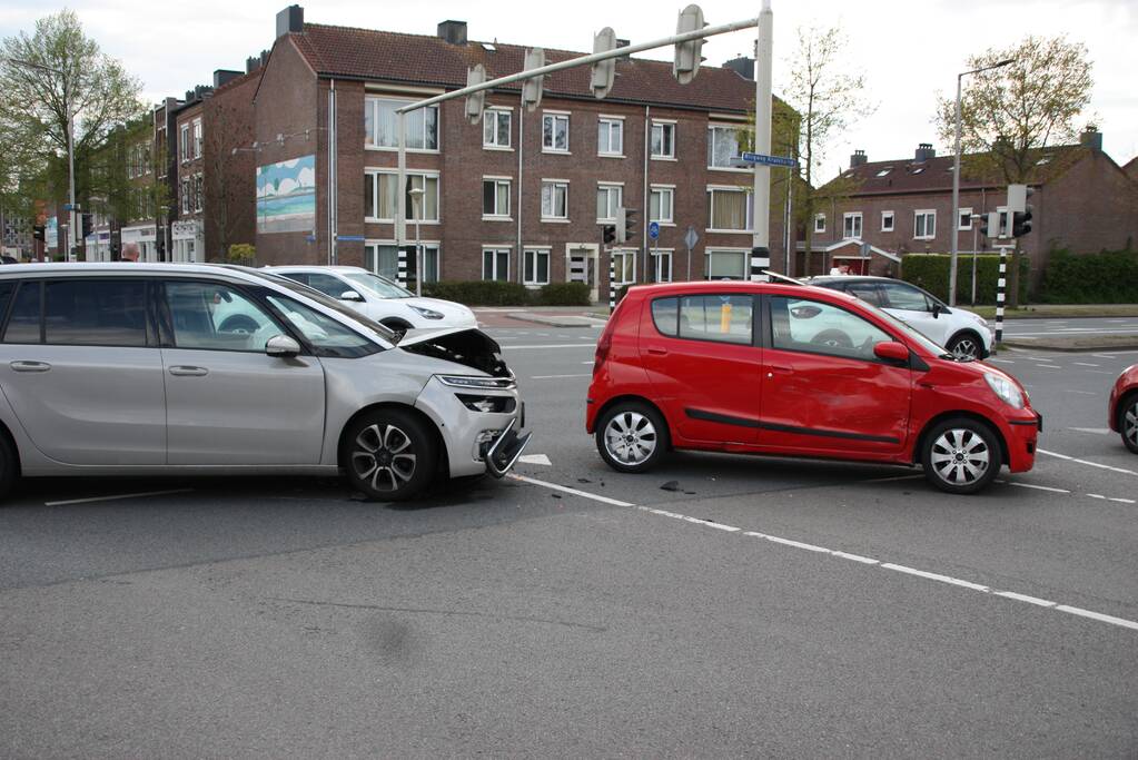Verkeerschaos en botsing op kruising