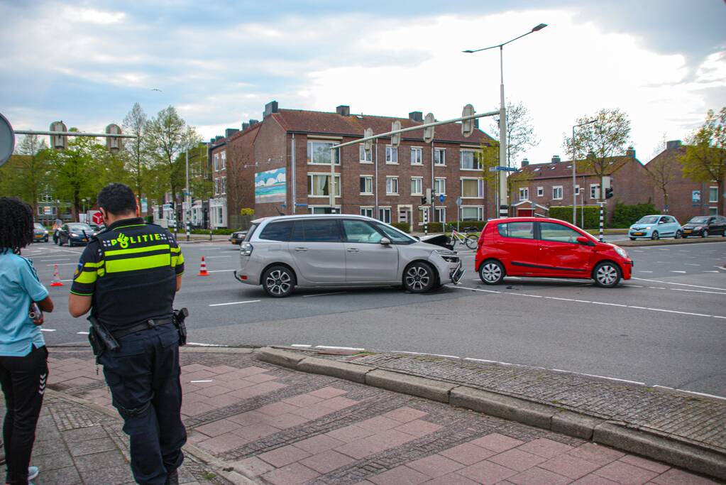 Verkeerschaos en botsing op kruising