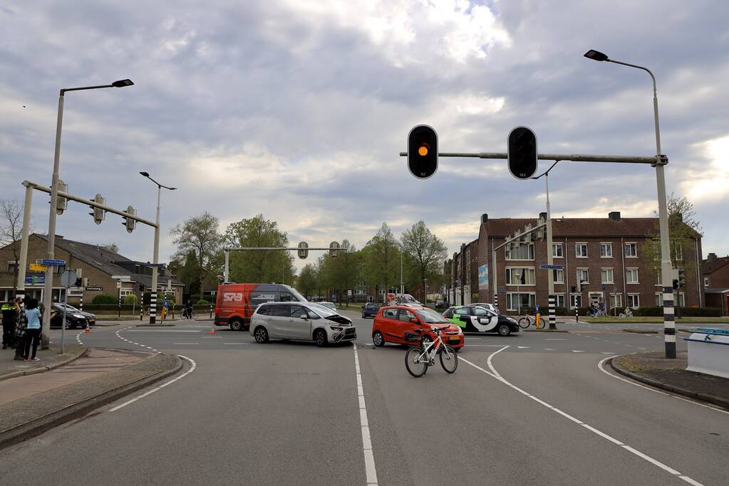Verkeerschaos en botsing op kruising