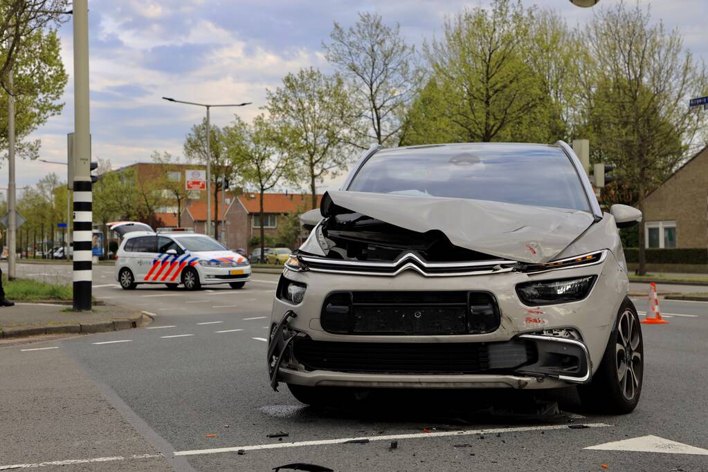 Verkeerschaos en botsing op kruising