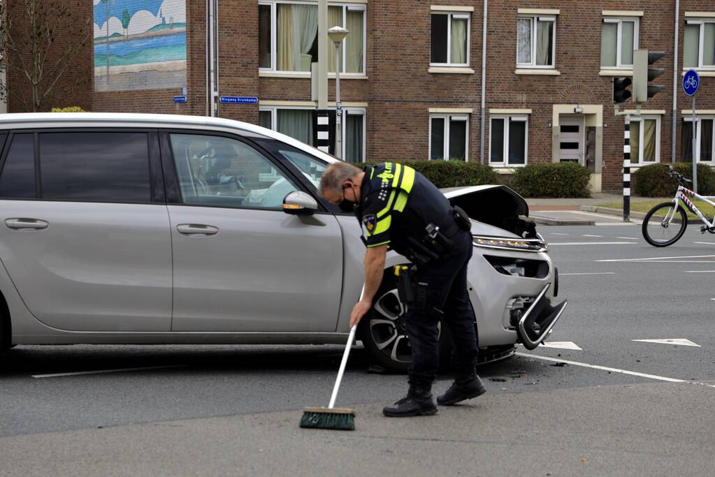 Verkeerschaos en botsing op kruising