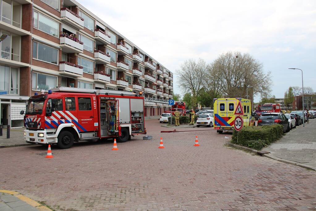 Brandweer blust brand in keuken van appartement